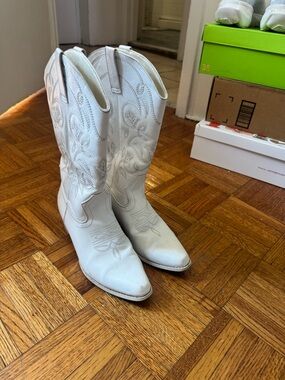 Women's White Embroidered Western cowboy Boots